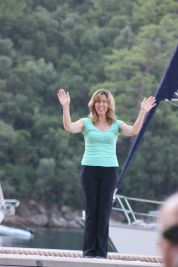 Lesley waves at me (click for 85Kb version)